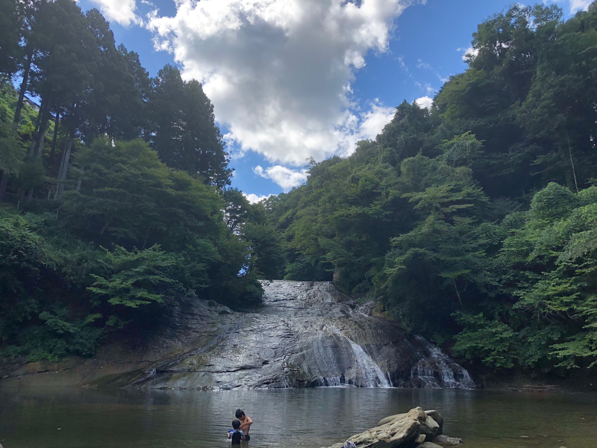 子どもの皮膚の病気:汗をたくさんかく夏だからこそ、保湿剤でスキンケアをしっかりしましょう。保湿剤は、皮膚を強くして、汗による肌あれを予防することが目的です。