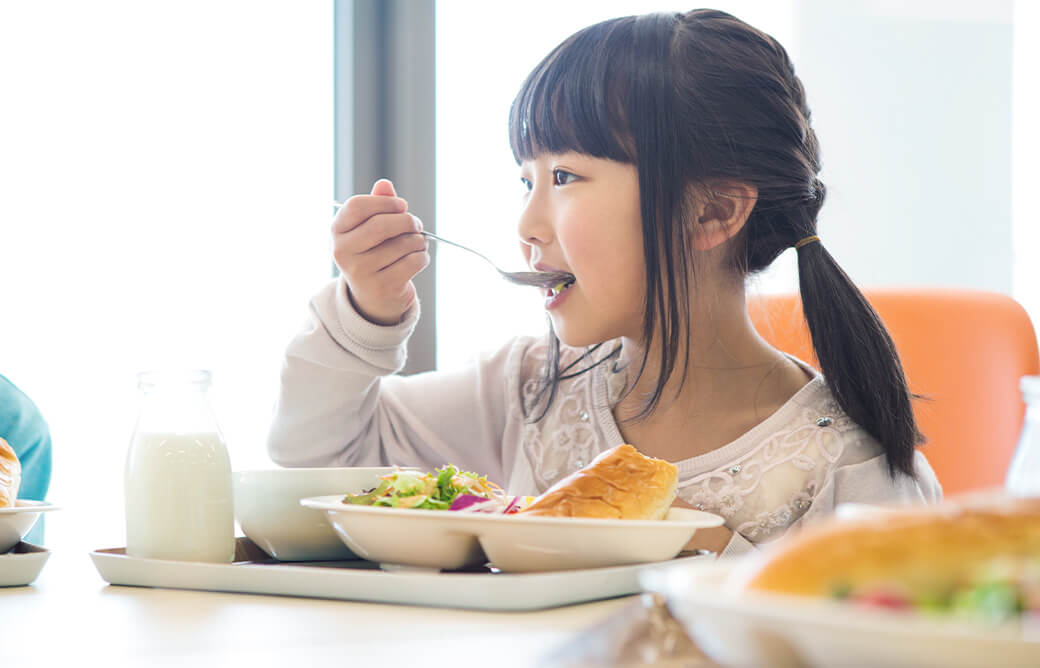 ご飯を食べる女の子
