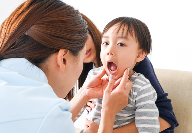 診察を受ける子ども