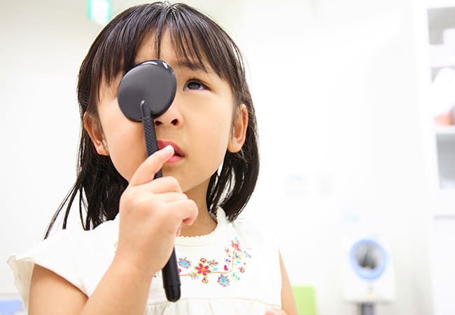 視力検査をする子ども