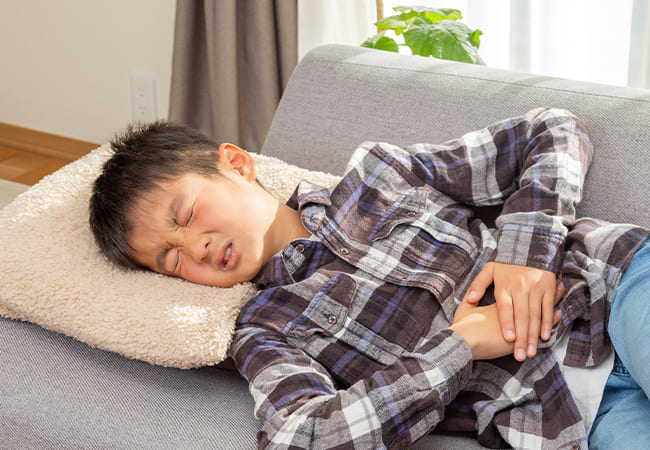 お腹が痛い男の子