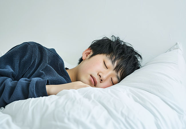 ベッドで寝ている男の子